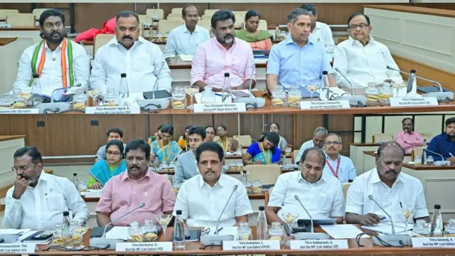 அனைத்துக்கட்சி எம்.பிக்கள் கூட்டத்தில் பங்கேற்ற காங்கிரஸ், வி.சி.க , கம்யூனிஸ்ட் கட்சியின் எம்பிக்கள்.