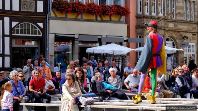 Michael Boyer veste o personagem do flautista e organiza tours por Hamelin, na Alemanha