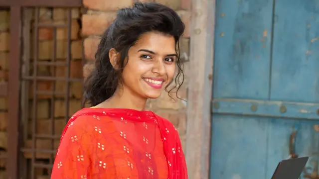 लॅपटॉप वापरणारी मुलगी 