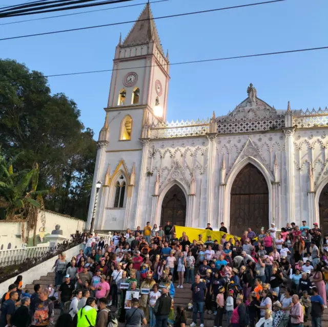 Manifestación pacífica afuera de la Iglesia San Pedro de la Independencia por la liberación de Andry Hernández.