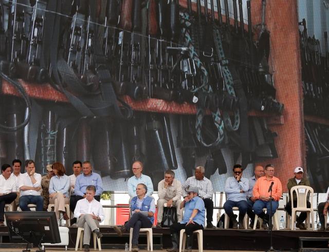 Autoridades colombianas, la dirigencia guerrillera y representantes internacionales en la testera