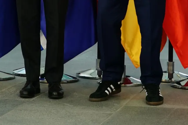 Cipele bivšeg nemačkog kancelara Olafa Šolca i patike Edija Rame na konferenciji o Zapadnom Balkanu u Berlinu