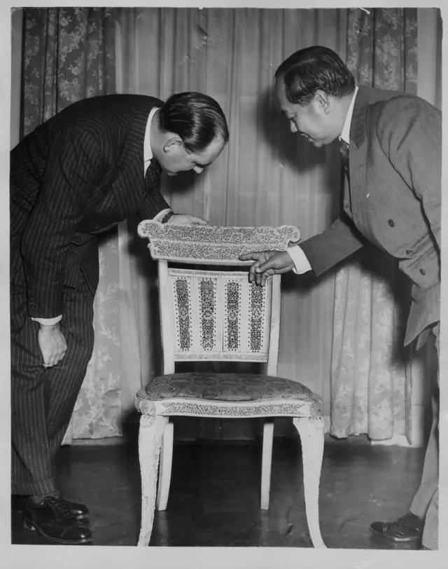 မြန်မာသံအမတ်ဦးကြင်နဲ့ ဆင်စွယ်ကုလားထိုင်