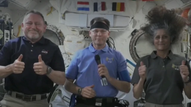 குழு ஒன்பதை பூமிக்கு அழைத்து வர ஆவலுடன் இருப்பதாக ஹேக் கூறுகிறார்.