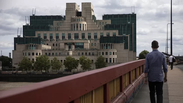 Pessoas caminhamroleta europeia como jogarponte sobre o rio Tâmisa perto da sede do MI6, no centroroleta europeia como jogarLondres