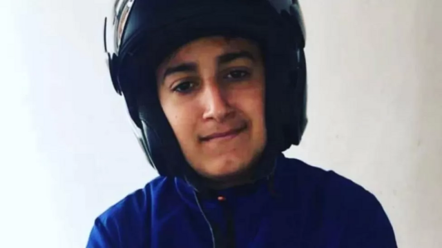 O adolescente Nahel M. usando um capaceteapostas copa do mundo 2024 betfairmotocicleta