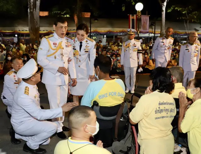 ในหลวงและพระราชินีพบประชาชน