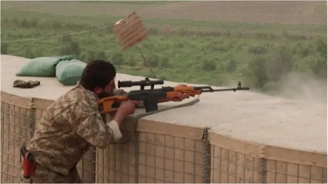 কুন্দুজ শহর রক্ষার শেষ চেষ্টায় একজন আফগান স্নাইপার