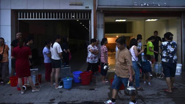 天鴿颱風過後澳門某缺電的居民樓外居民排起長隊論候取水（24/8/2017）
