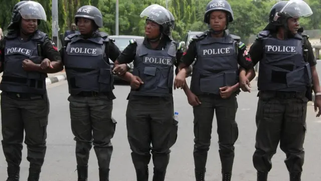 Awọn ọlọpa duro ni ifọwọkọwọ