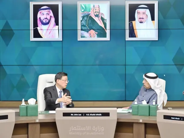 جان لی، رئیس اجرایی هنگ کنگ با خالد الفالح وزیر سرمایه گذاری عربستان سعودی در ریاض دیدار کرد