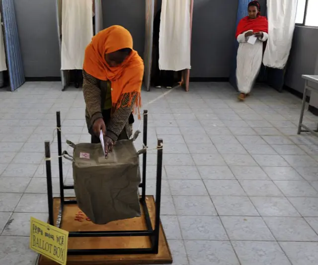 ኣብ መረጻ ድምጻ ትህብ ዘላ ጓል ኣንስተይቲ