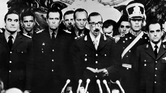 Videla jura como presidente de Argentina