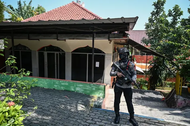 Personel Brimob menyisir lokasi tersebut untuk memastikan keamanan lingkungan sekolah usai adanya ancaman dugaan teror bom yang diterima pihak sekolah melalui aplikasi percakapan.
