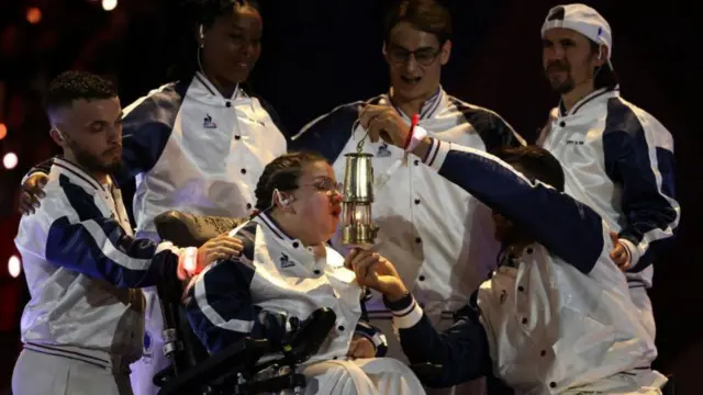 フランスのボッチャのオレリ・オベール選手がパラリンピックの聖火を吹き消した