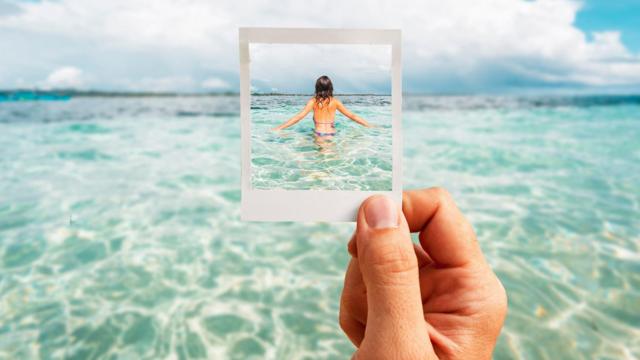 Polaroid sobre fondo real de chica metiéndose al mar