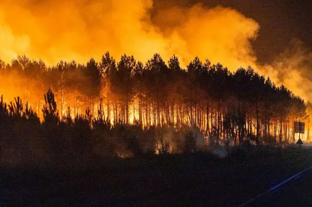 Пожари се шире ка насељима у Француској и Шпанији