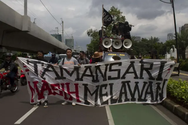 Seorang warga menangis histeris saat penggusuran permukiman Tamansari di Bandung, Jawa Barat, Kamis (12/12/2019)

