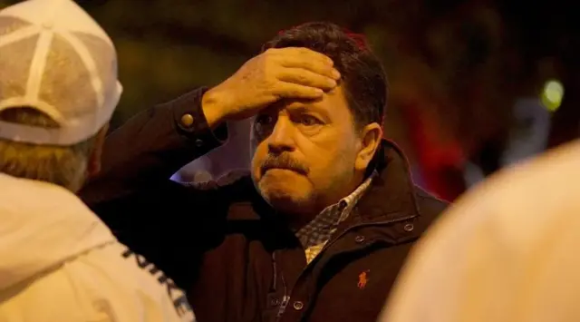 Hombre se toma la cabeza 