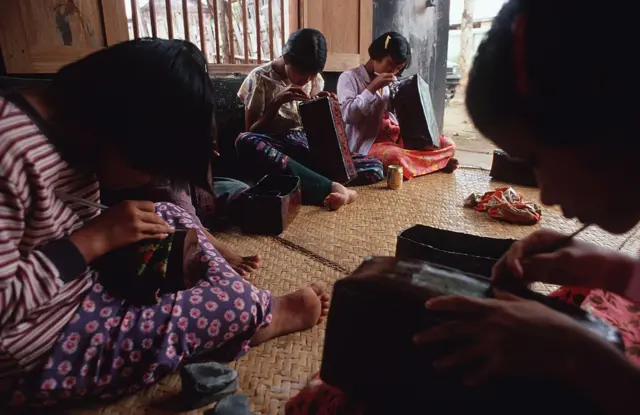 လူမှု စီးပွားရေး ကျပ်တည်းနေတဲ့ မြန်မာနိုင်ငံက ကလေး ၁ သန်းကျော်ဟာ စာသင်ခန်းပြင်ပမှာ အလုပ်လုပ်ကိုင်နေကြရပါတယ်