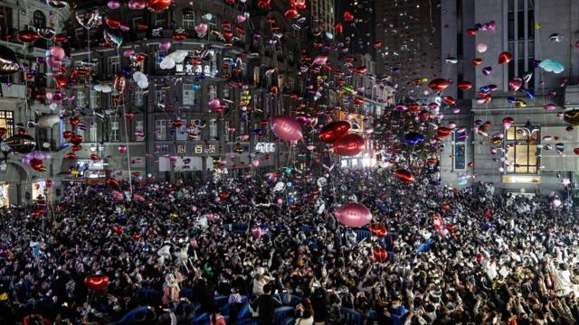 Revellers release balloons to celebrate the New Year on Jianghan Road, Wuhan on December 31, 2022