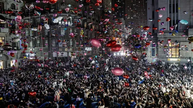 Revellers release balloons to celebrate the New Year on Jianghan Road, Wuhan on December 31, 2022