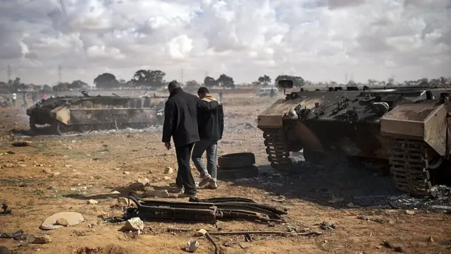 شهروندان غیرنظامی در اجدابیا در لیبی - پس حمله هوایی ناتو در ۲۰ مارس ۲۰۱۱