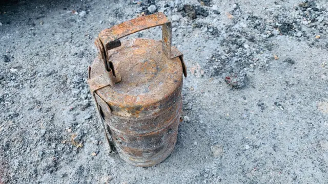 'शेतातल्या मजुरीपेक्षा फटाका कारखान्यात शंभर- दोनशे जास्त मिळतात म्हणून तिथे काम करतो' 