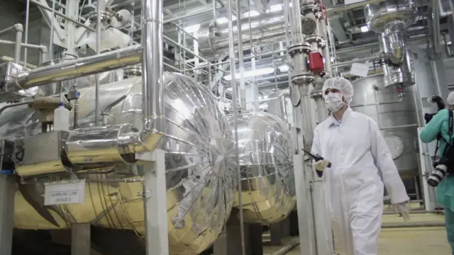 ภาพภายในโรงงานแปรสภาพยูเรเนียมของอิหร่าน เมื่อปี 2005