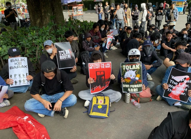Demonstrasi tolak RUU TNI di Bandung, Jawa Barat, Kamis (20/03).