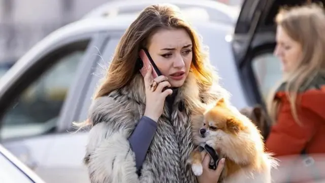 Елена Олейникова в роли Инги. В съемках принимала участие собачка актрисы, которую в жизни зовут так же, как и на экране — Эклер