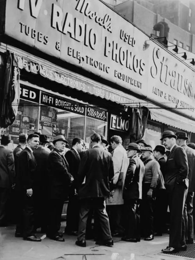 Multidão reunida do ladocomo funciona a aposta no pixbetforacomo funciona a aposta no pixbetuma loja na Radio Row para ouvir as notícias sobre o assassinato do então presidente John F. Kennedy