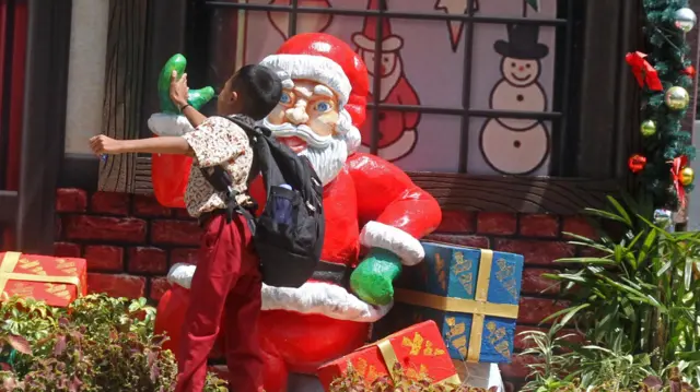 Ilustrasi foto: seorang anak menepukkan tangannya pada hiasan Santa Claus di Malang, Jawa Timur, Rabu (21/12)