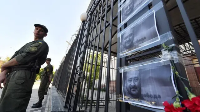 У середу біля російського посольства активісти розвісили портрети вбитого журналіста
