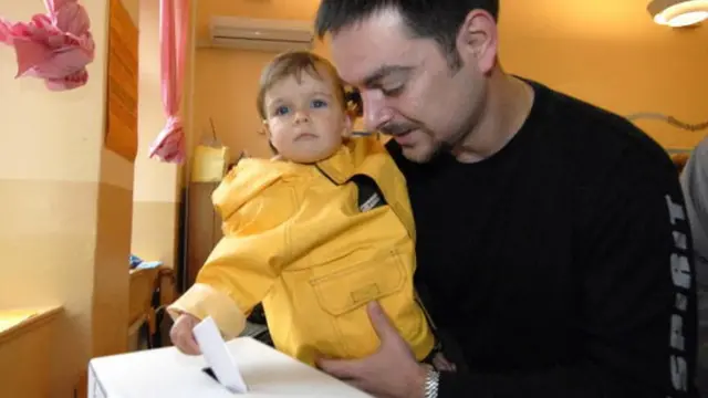 A man dey hold im pikin to vote