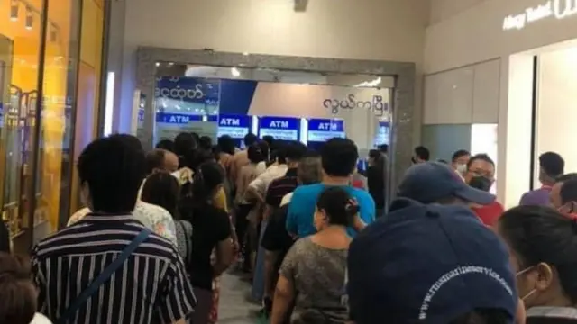 မြန်မာ ပလာဇာမှာ အေတီအမ်က ‌‌ငွေထုတ်ဖို့ တန်းစီနေကြစဉ်