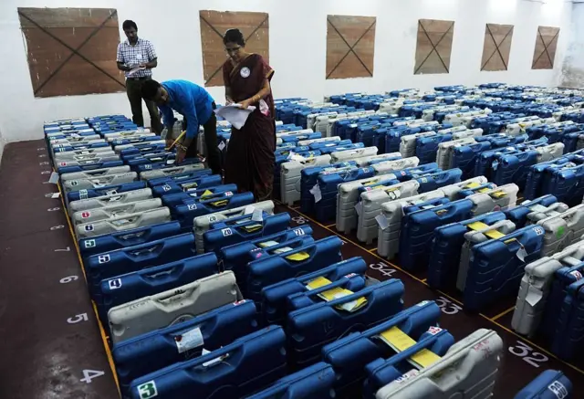 స్ట్రాంగ్ రూమ్‌లో ఈవీఎంలు