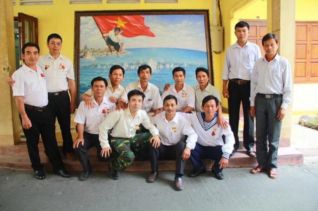 Cựu binh Lê Văn Đông (cầm điện thoại) cùng các đồng đội trong ngày họp mặt tại Sài Gòn