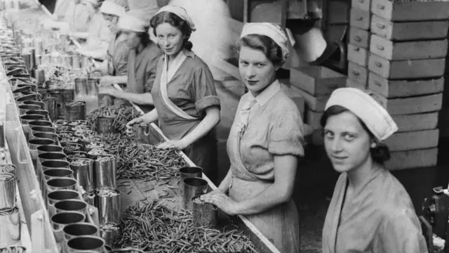 نساء يعملن في تعليب البقول في "كمبريدج شر"