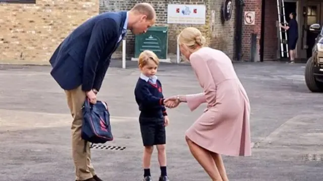 เจ้าชายวิลเลียมและเจ้าชายจอร์จทรงได้รับการต้อนรับโดยเฮเลน ฮัสเลม ผู้อำนวยการโรงเรียน และเจ้าชายจอร์จทรงจับมือทักทายกับเธอก่อนเข้าห้องเรียน