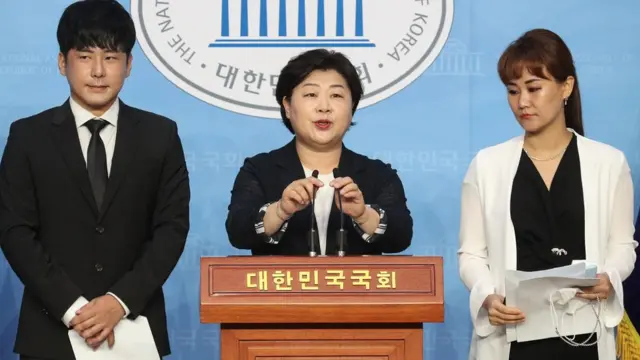서영교 더불어민주당 의원이 지난 8월 11일 오전 서울 여의도 국회에서 '구하라 법 통과 촉구 기자회견'을 하고 있다. 이 자리에는 故 구하라의 오빠 구호인 씨와 강한얼 소방관의 언니 강화현 씨가 함께 했다