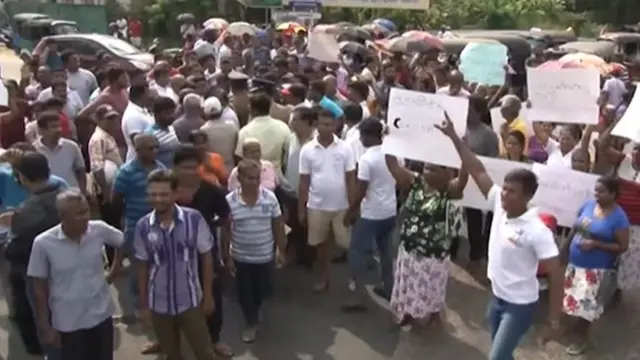 கொரோனா வைரஸை கட்டுப்படுத்த இலங்கையில் ஊரடங்கு சட்டம்