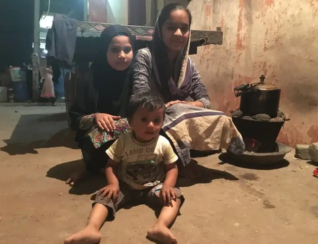 ઇકરા અસલમ શિકારી તેમના બાળક સાથે