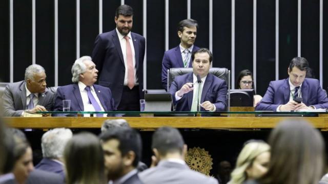 Rodrigo Maia na mesa da Câmara