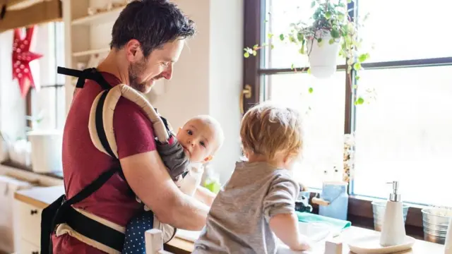 રસોડામાં બાળકો સાથે કામ કરતા પિતા