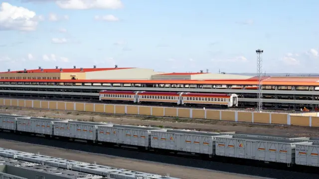 Treni hiyo ya kisasa inauwezo wa kuenda mwendo wa kilomita 120 kwa kila saa huku barabara ya reli kutoka Mombasa kuelekea Nairobi ikiwa na urefu wa kilomita 472