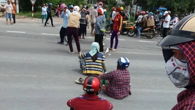 Người dân xếp cá nuôi bị chết ra giữa đường