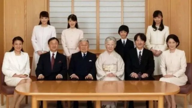 Thái tử Naruhito (thứ ba từ trái sang) sẽ lên ngôi kế vị cha