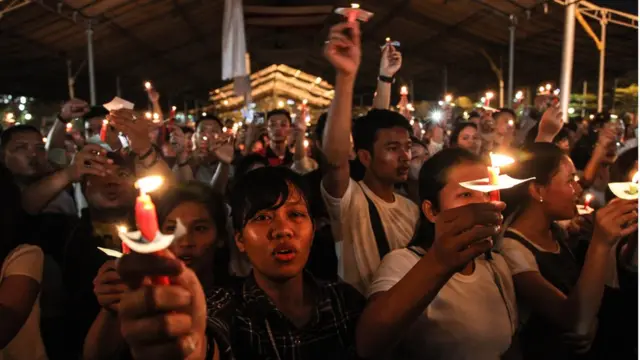 ประชาชนในเมืองเมดานออกมาจุดเทียนรำลึกถึงผู้เสียชีวิตในเหตุโจมตีที่สุราบายา