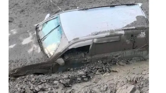 చిత్రాల్ జిల్లాలో వరద ప్రవాహంలో కొట్టుకు వచ్చిన బురద, చిన్నచిన్న రాళ్లలో మునిగిపోయిన కారు